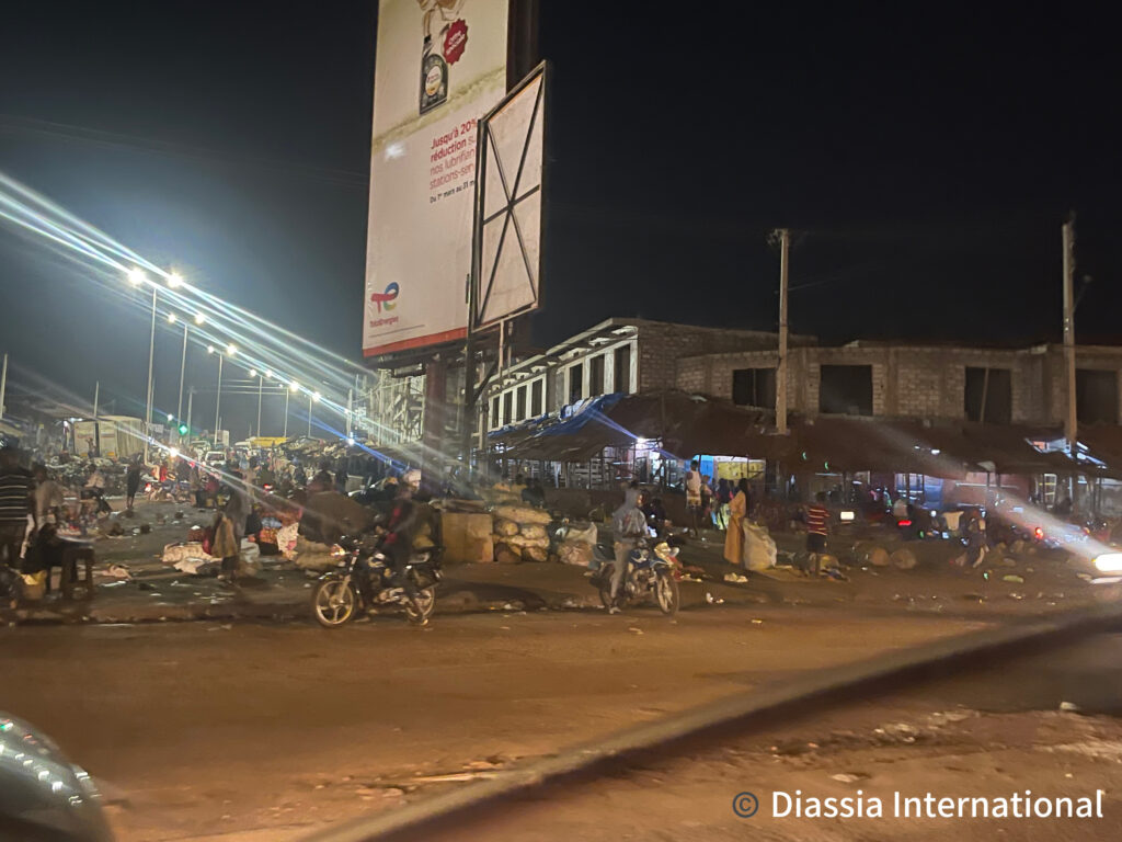 Los guineanos trabajan hasta altas horas de la noche. (Mercado de Matoto-Rep. Guinea)